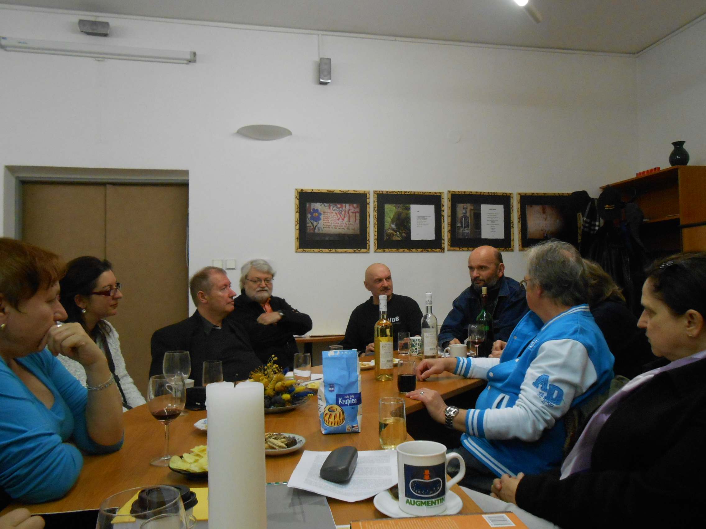 U kávy a číšky vína se diskutuje U kávy a číšky vína se diskutuje